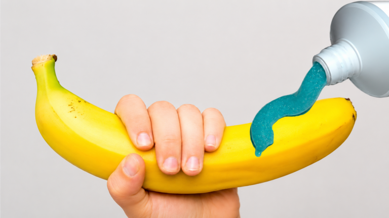 Banan i pasta do zębów: do czego służy to połączenie i dlaczego zyskuje popularność?